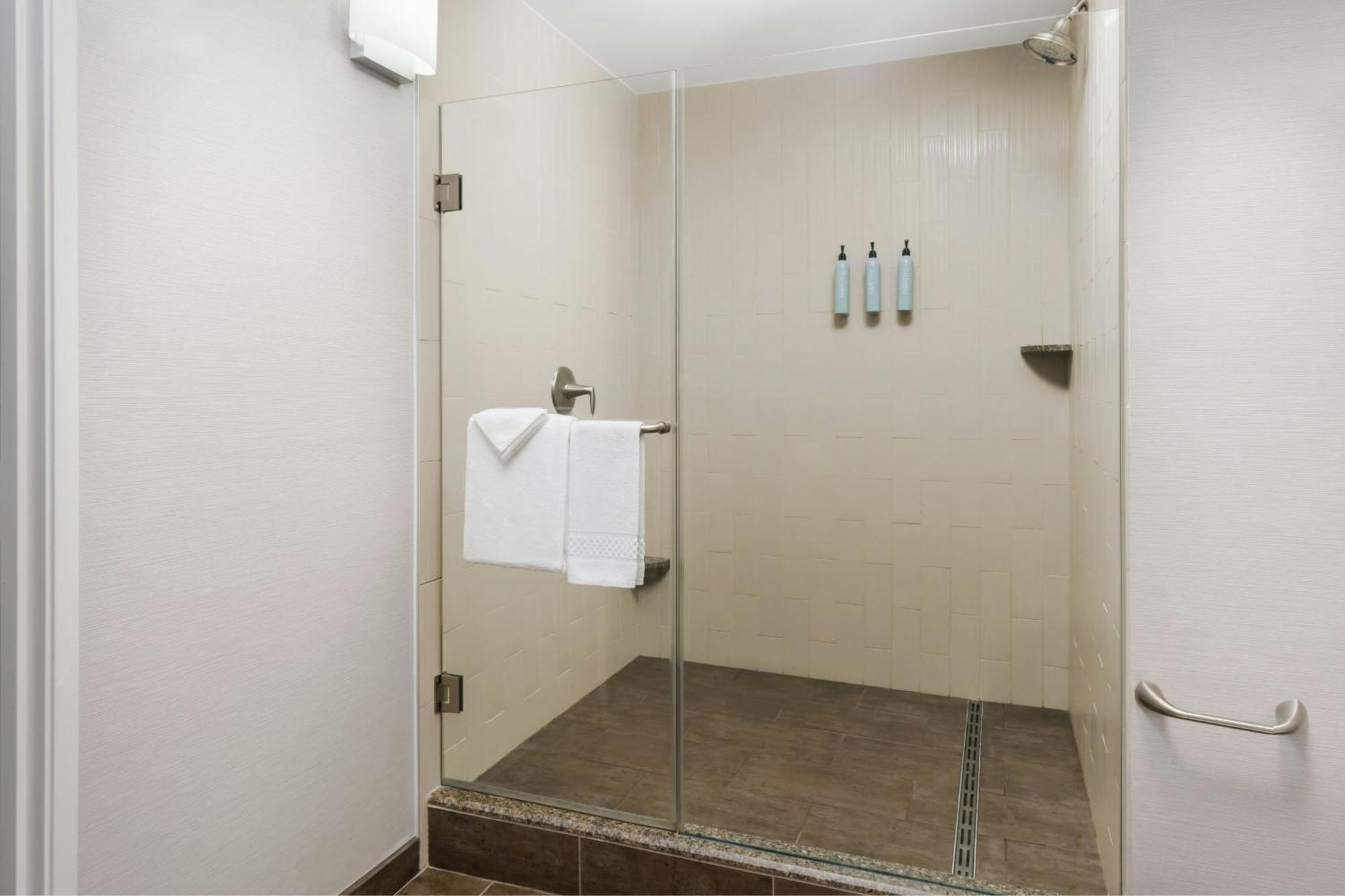 Courtyard By Marriott Los Angeles Woodland Hills Esterno foto
