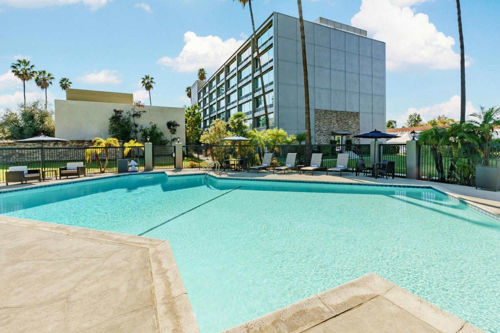 Courtyard By Marriott Los Angeles Woodland Hills Esterno foto