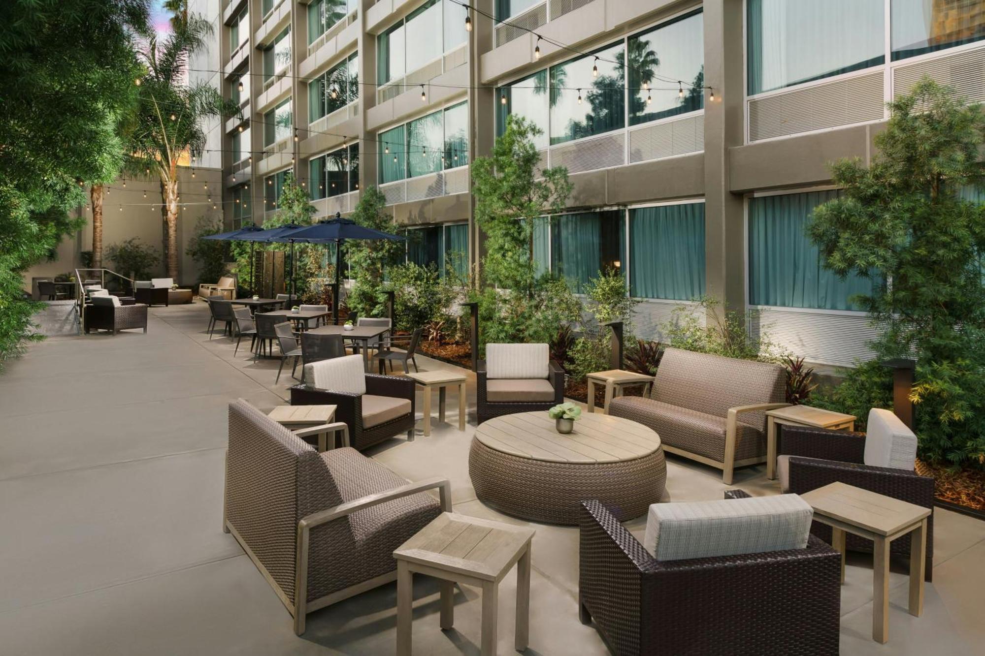 Courtyard By Marriott Los Angeles Woodland Hills Esterno foto