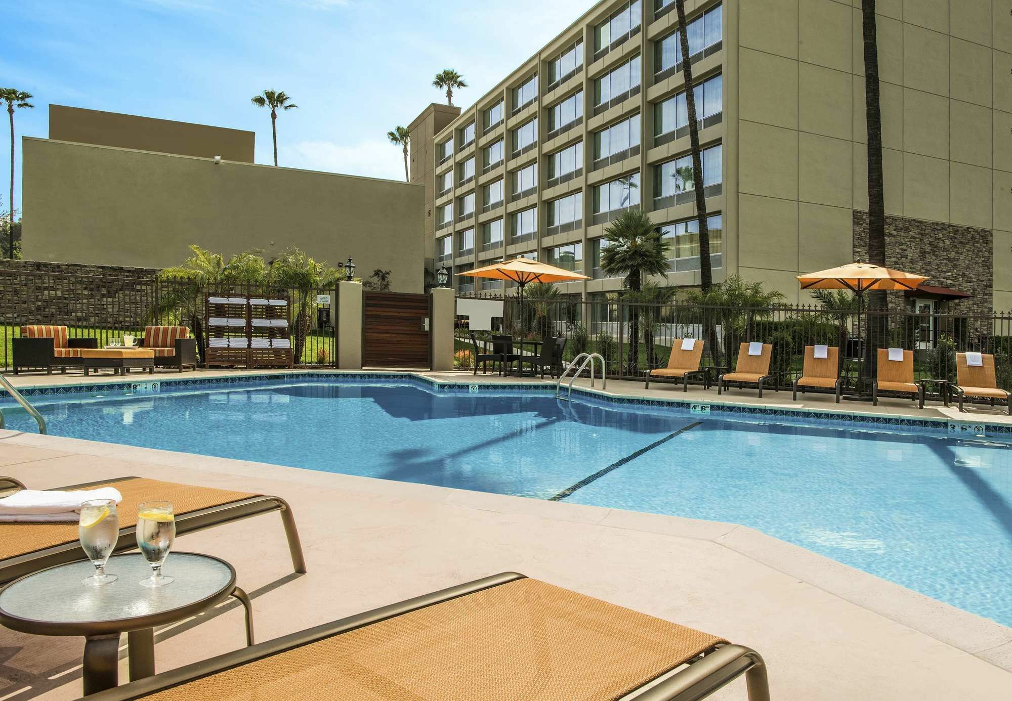 Courtyard By Marriott Los Angeles Woodland Hills Esterno foto